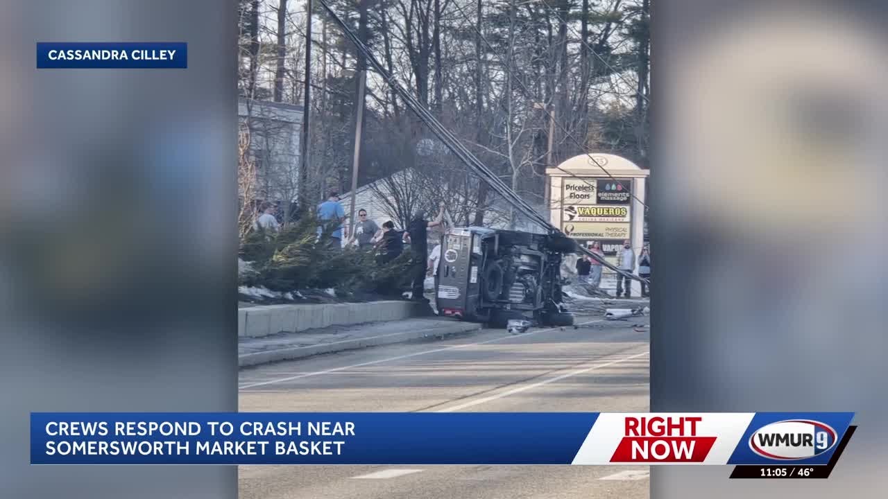 Спасательные службы выехали на место аварии возле супермаркета Somersworth Market Basket.