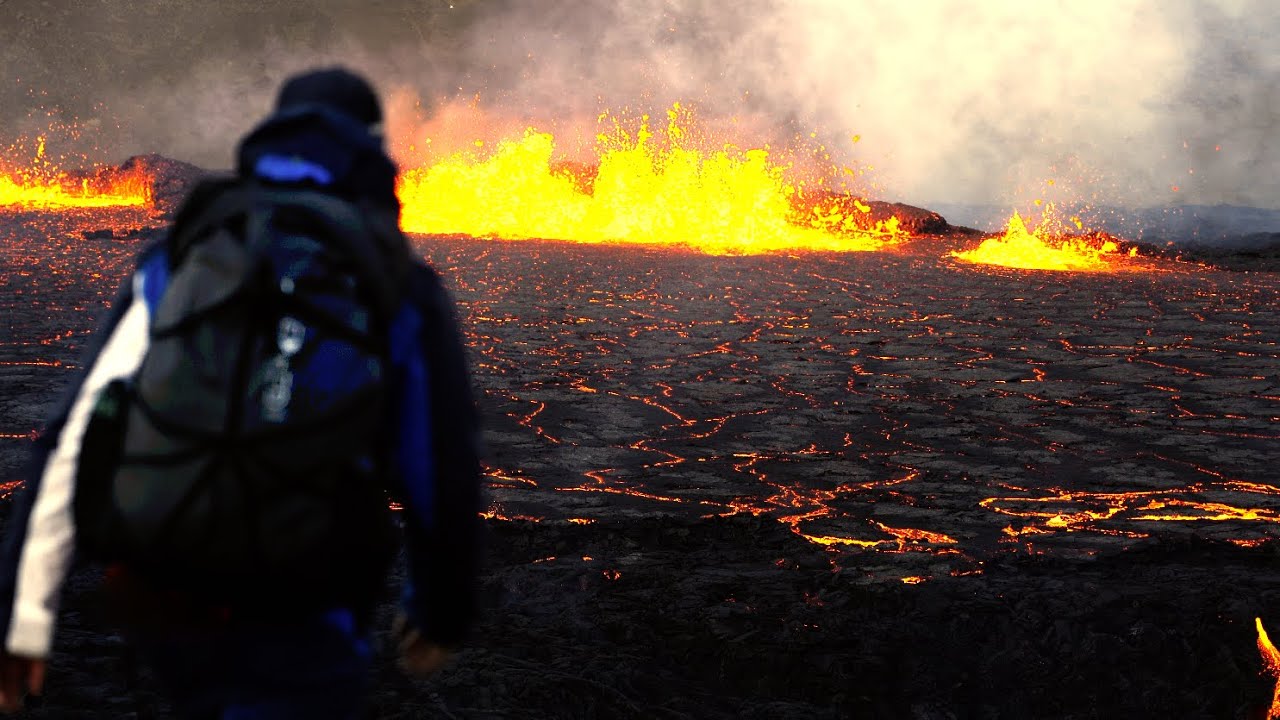 HIKE TO AN ACTIVE VOLCANO🌋 in ICELAND 🇮🇸