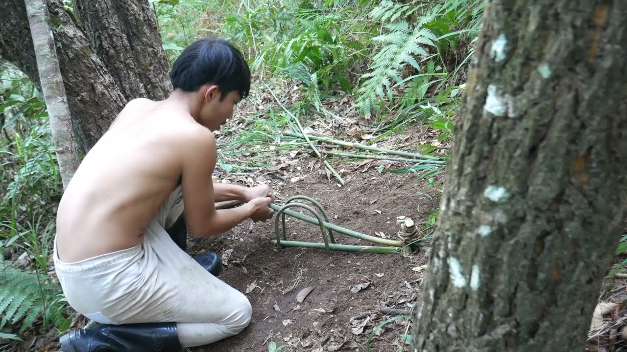 primitive technology skills to be looking for food in the jungle for survival episode 66
