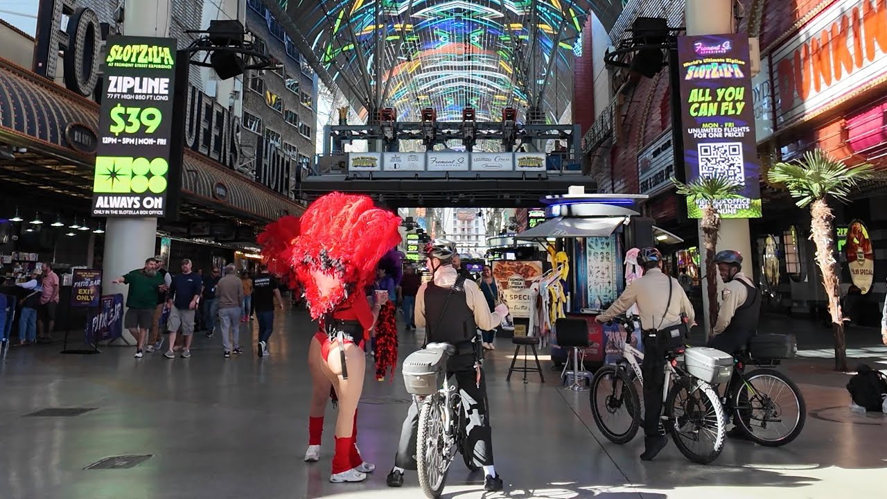 Случайная дневная прогулка по Fremont Street Experience в формате 4K в январе 2026 года — артисты...
