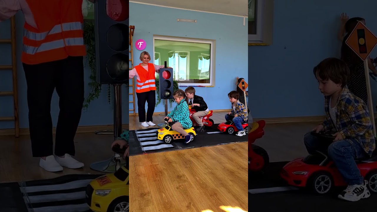 Innovative Traffic Lesson: Teacher Mimics Traffic Light #shorts
