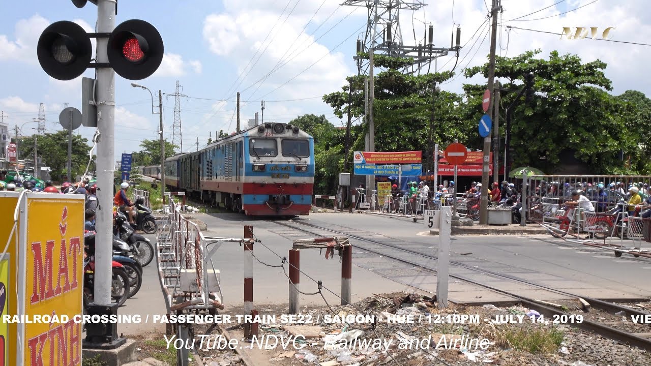 RAILROAD CROSSING | ĐOÀN TÀU RA HUẾ QUA KHU BÌNH TRIỆU SAIGON NGÀY NAY (14/07/2019)