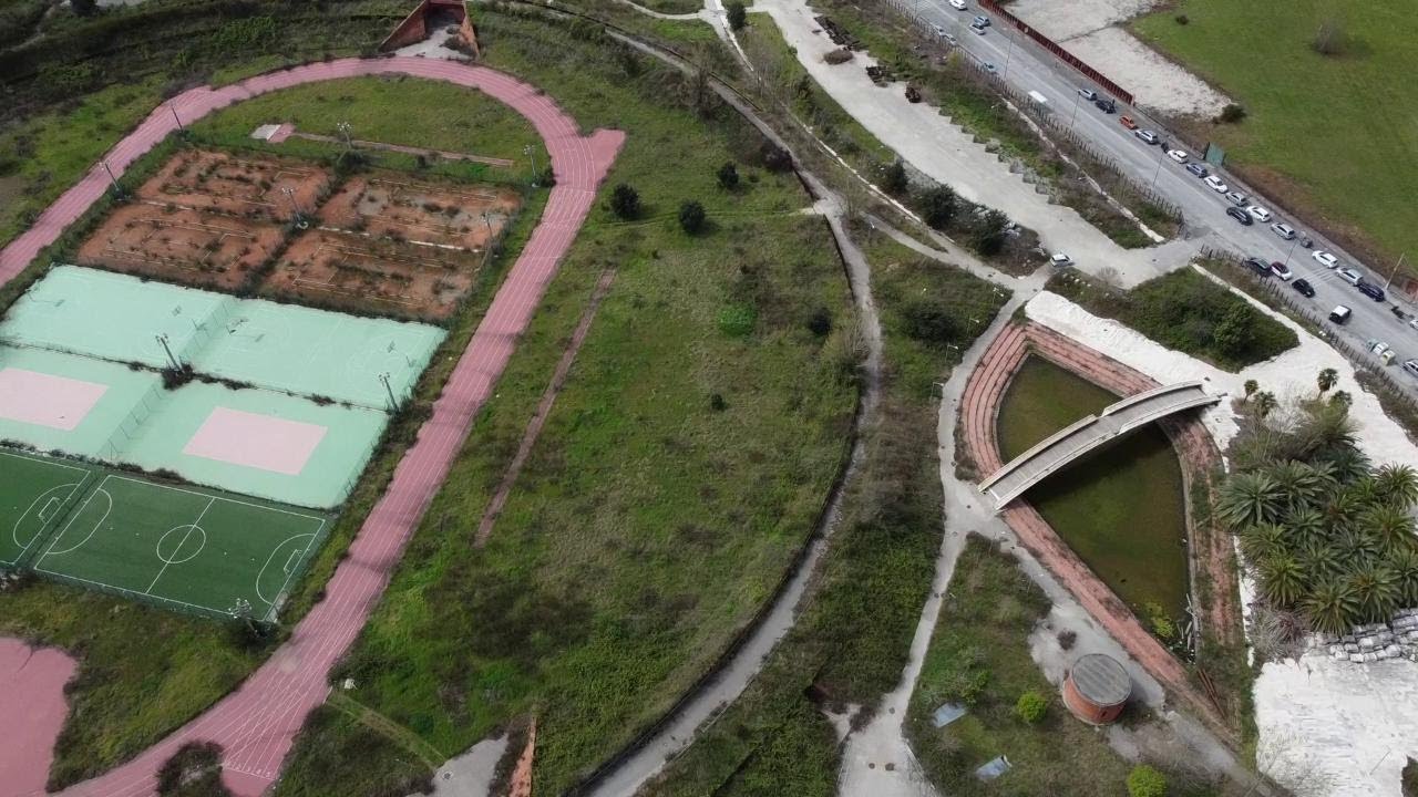Bagnoli, rovi, ruderi e rifiuti: ecco cosa resta del Parco dello sport costato 37 milioni
