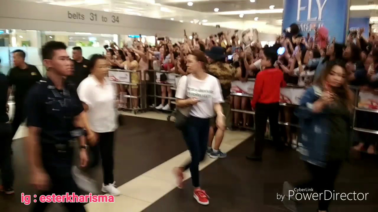 BTS 방탄소년단 and Park Bogum 박보검 Arrived at Changi Airport Singapore 040817 (fancam) #musicbanksingapore