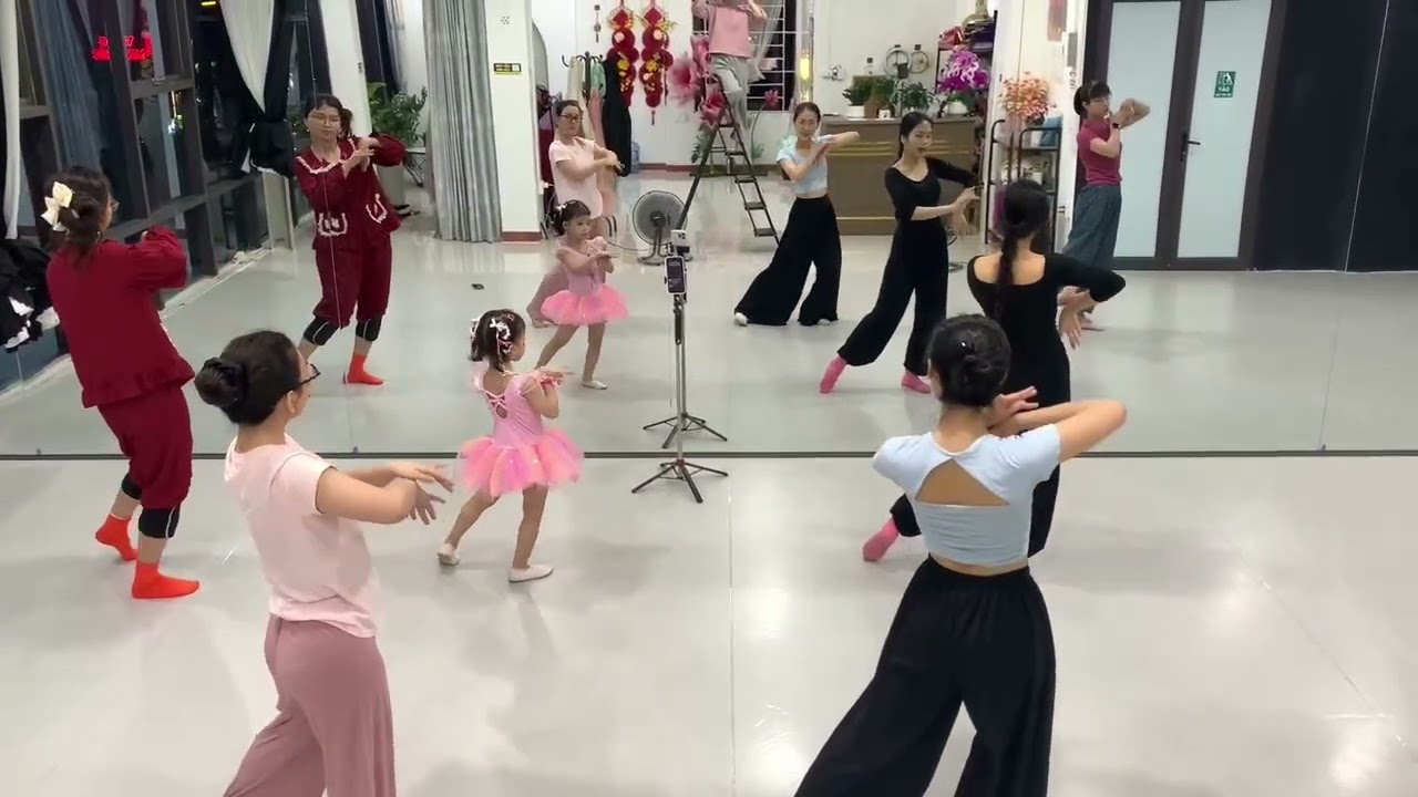 Video cả lớp Má Hồng 18.3