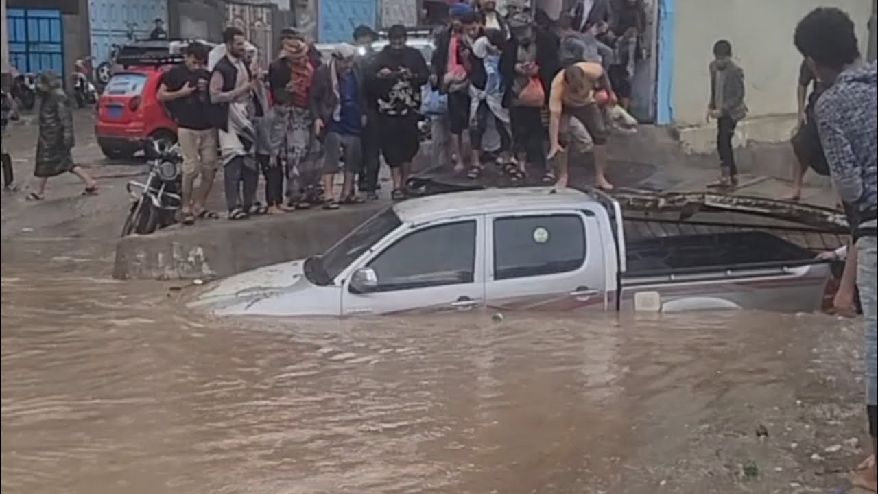 امطار وسيول جارفة في مدينه اب اليمن