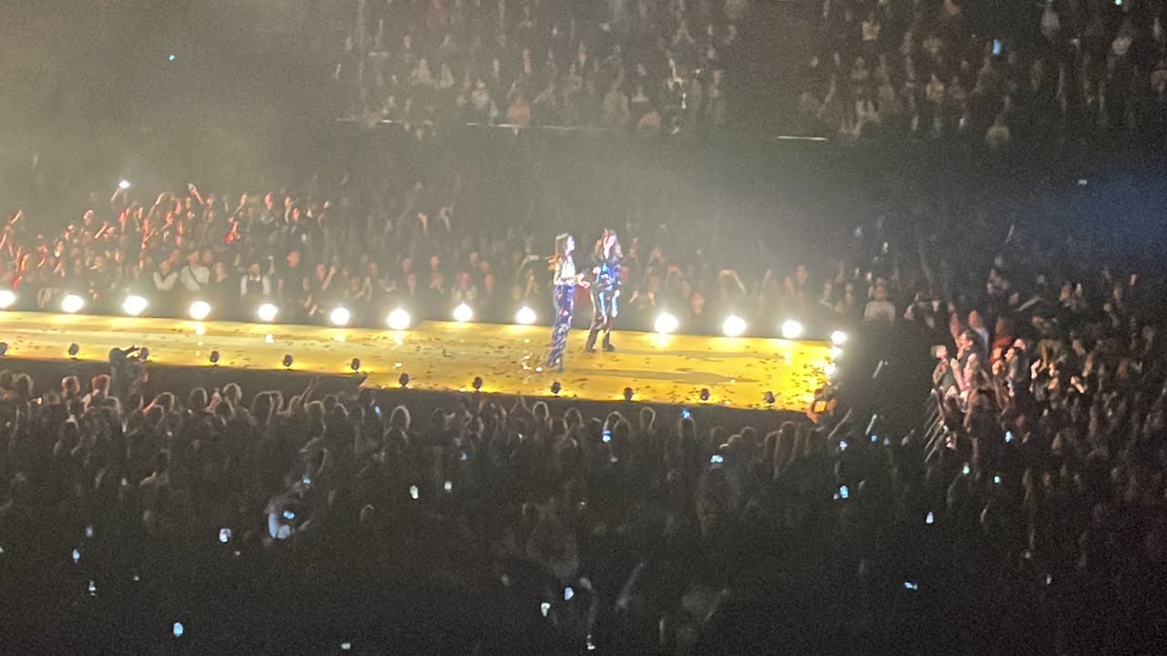 Clara Luciani - Ma soeur Live Respire Encore Tour Paris Accor Arena 08.12.2022