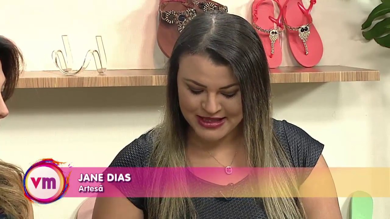 Jane Dias ensina como customizar um chinelo, fazendo o entrelaçamento de pérolas! 11/07/2017