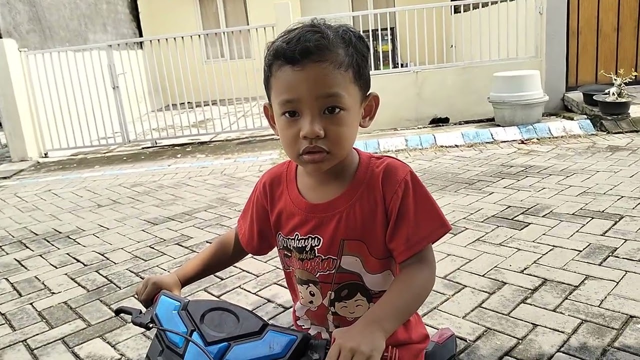Geandra sepedah.an roda 2 di perumahan🥰Anak 3th.ku #anakpintar 