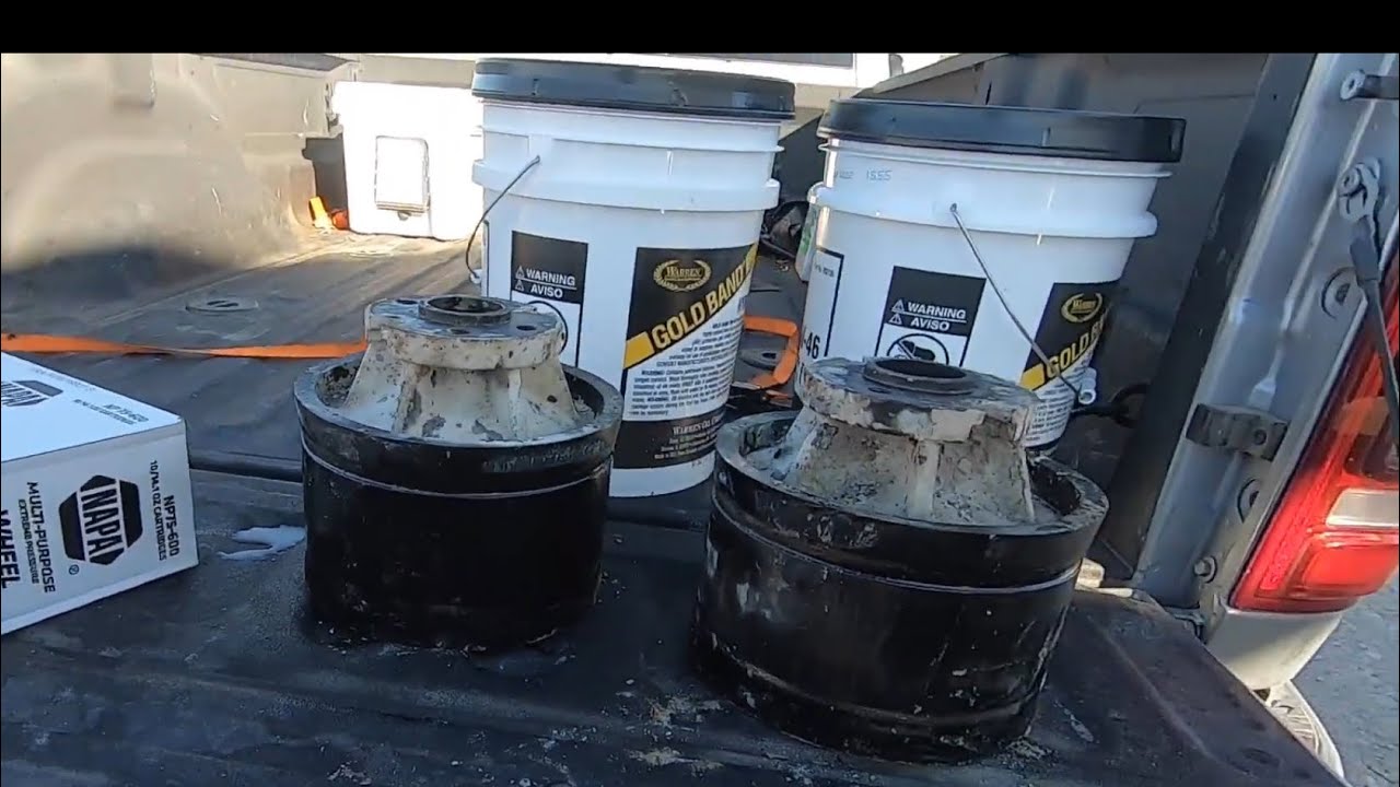 Replacing the mud cups on the concrete boom pump. Maintenance with Muddyfeet