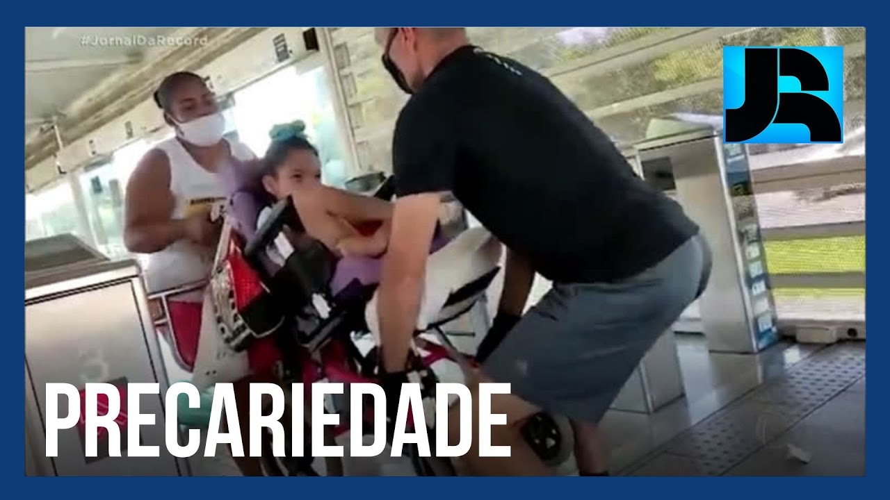 Passageiros cadeirantes sofrem com falta de estrutura do sistema BRT no Rio