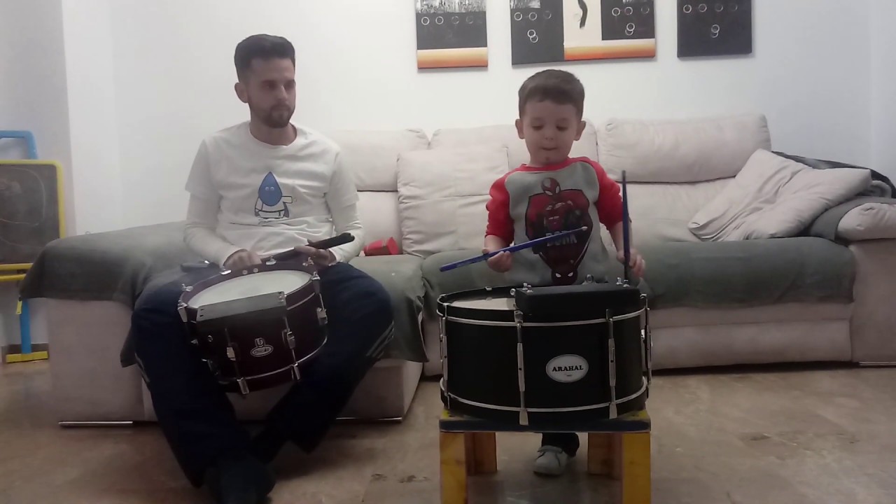 ¡¡HUGO TOCANDO CON SU PAPÁ!!