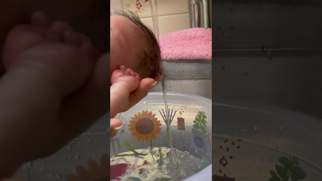 Dei banho de ofur&ocirc; para acalmar a Beatriz (beb&ecirc; de silicone realista)#siliconebaby  #bebereborn