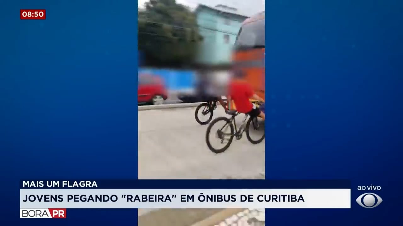 Jovens flagrados pegando ''rabeira'' em ônibus do transporte coletivo de Curitiba