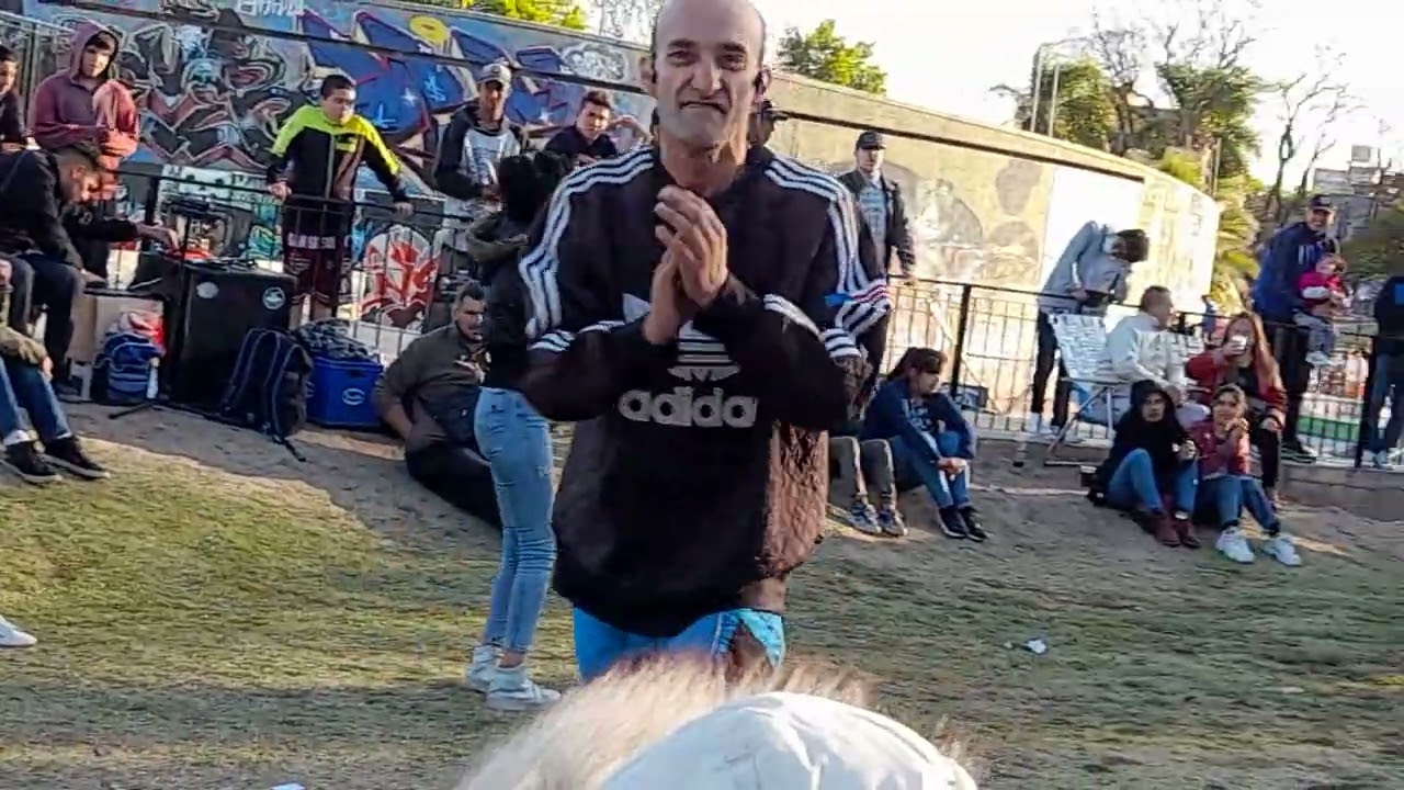 el chileno Luis flores en mataderos con cañito  en el día de la madre 16.10.2022