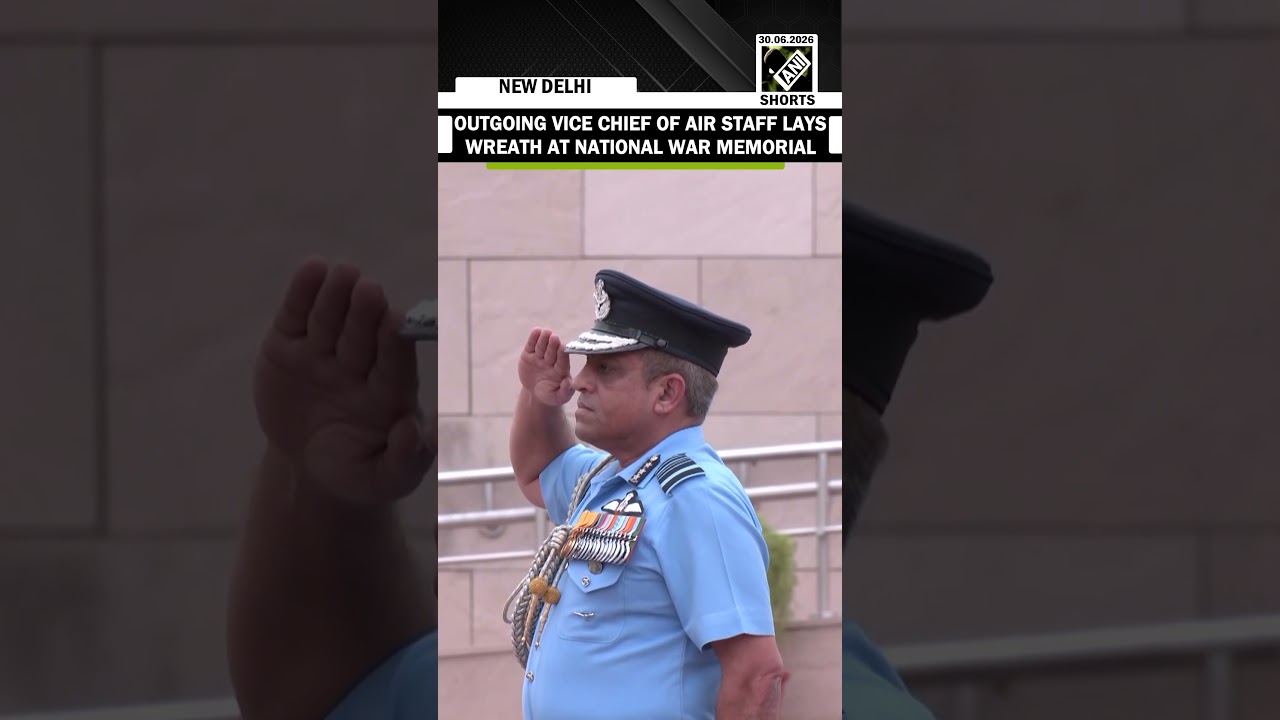 Outgoing Vice Chief of Air Staff Air Marshal Nagesh Kapoor lays wreath at National War Memorial