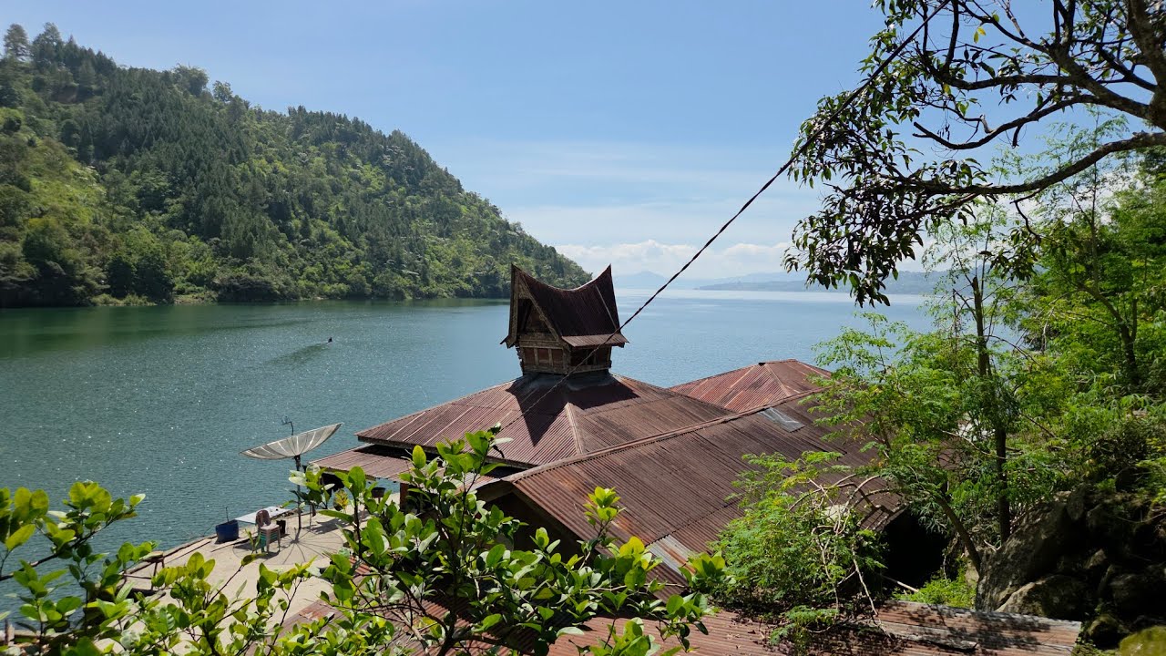 Menikmati suasana sepinya Danau toba di musil libur Tahun Baru