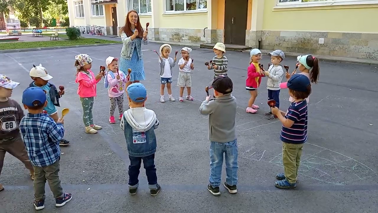 Игра на ложках. Группа раннего возраста. Музыкальное занятие летом. #ложки #музыкальныйруководитель