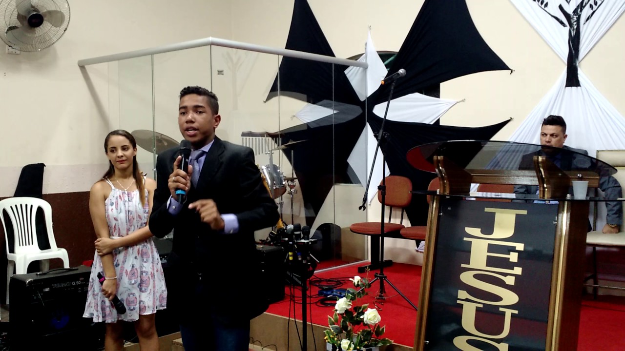 Jovem Leandro da Igreja Avivamento Bíblico trazendo uma saudação a Igreja