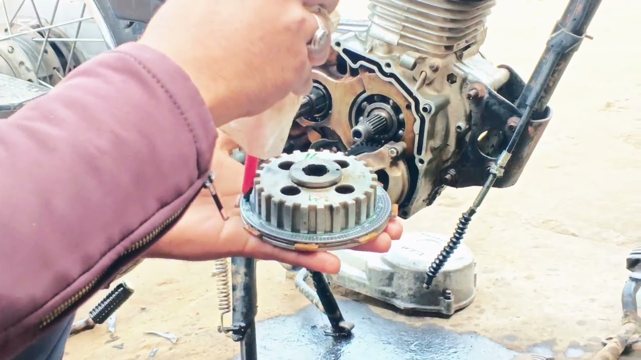 کلچ پلیٹ ڈالنے کا تعریقا #official #automobile #bikehonda #minivlog #bike #caluch plat#