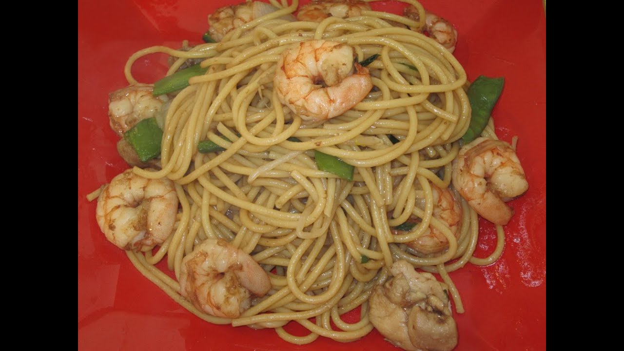 Chow Mein Con Camarones y Pollo. Comida China