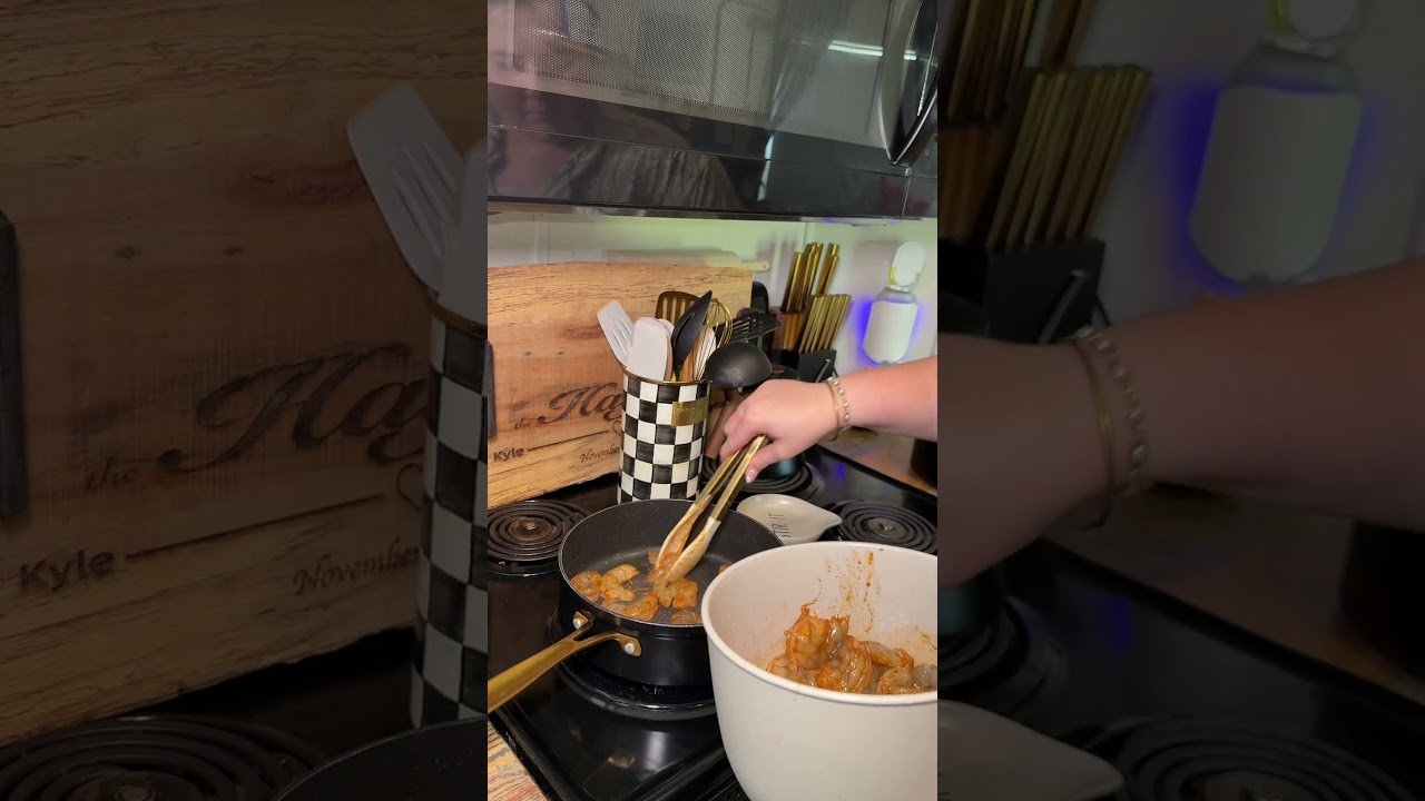 #shrimppasta #easyrecipe  #dinnerideas #pastatiktok#quickmeals