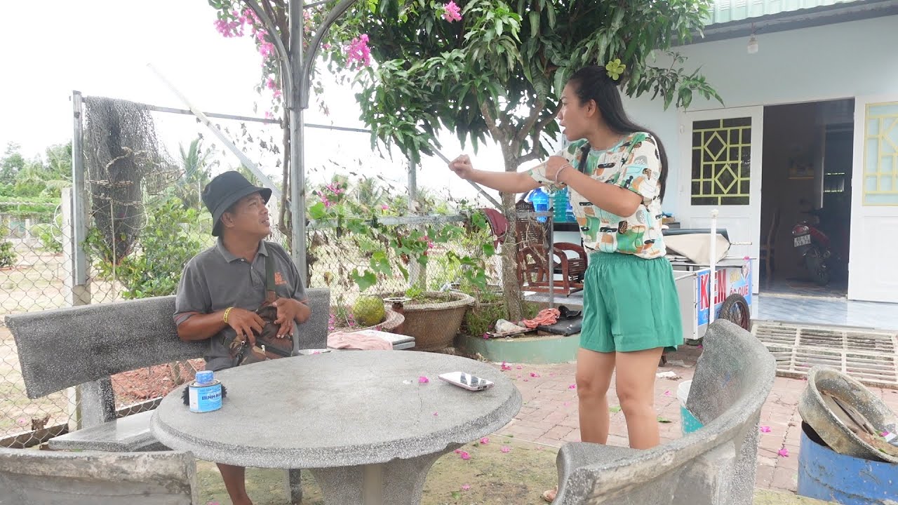 Chưa Chịu Bỏ Cuộc Anh Chàng Vé Số Lại Đến Nhà Thùy CàRem