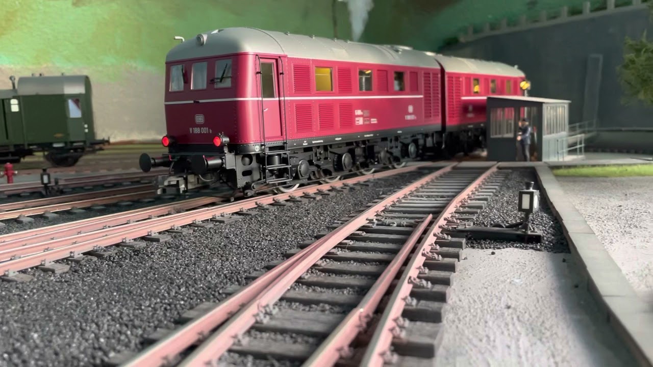 Spur1 Indoor Oktober 2021: V188 001 im Einsatz