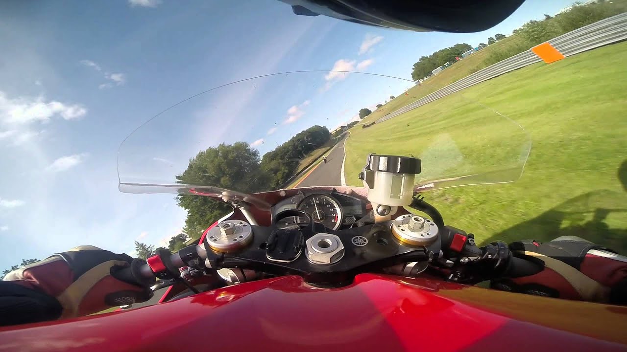 2007 R1 chasing 2015 R1 Oulton Park fast group