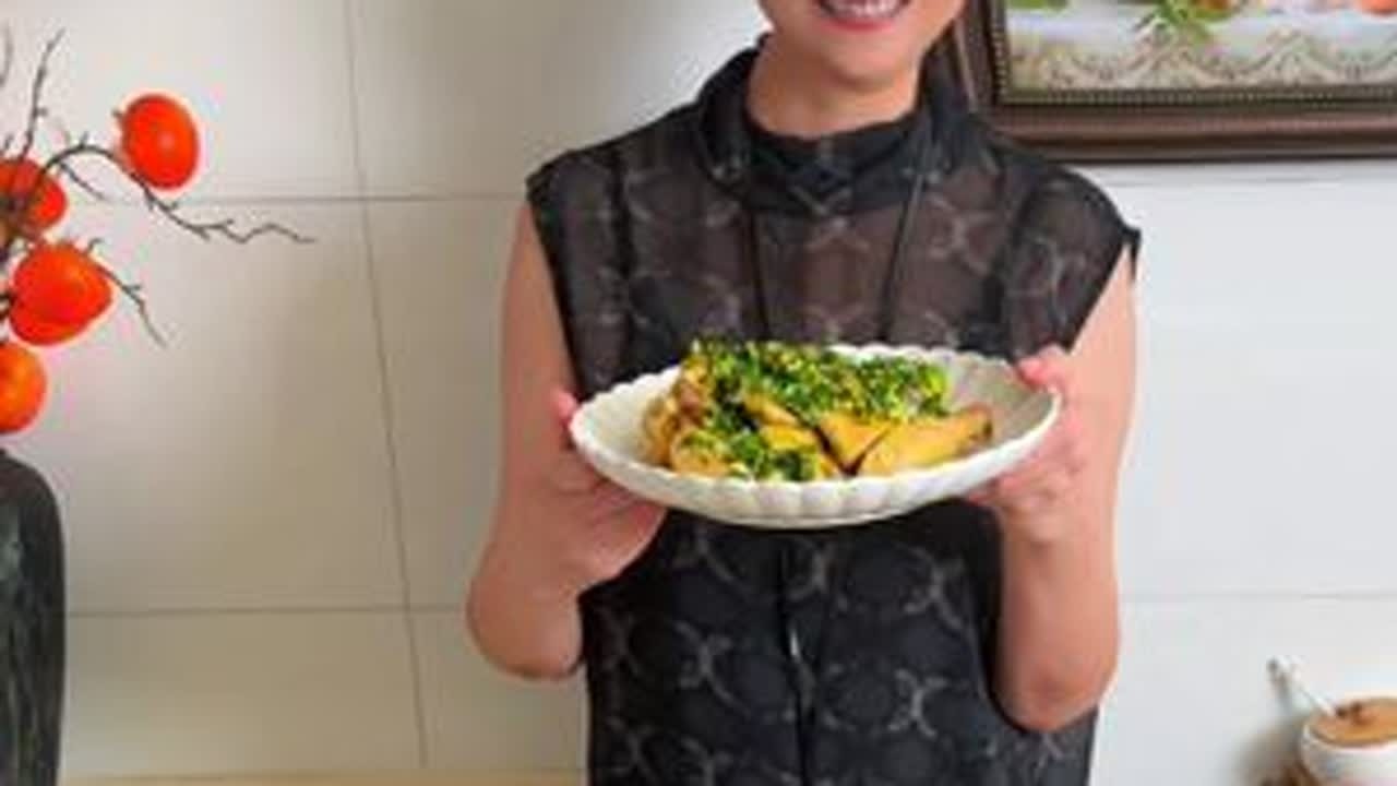 刚出锅的葱油鸡简直是 “人间香氛制造机”！油亮的鸡皮泛着琥珀光泽，葱香混着肉香飘满整条街，咬一口皮滑肉嫩，鲜到脚趾抠地，连骨头缝里都是浓郁的香味#今日美食分享 #美味可口 #葱油鸡