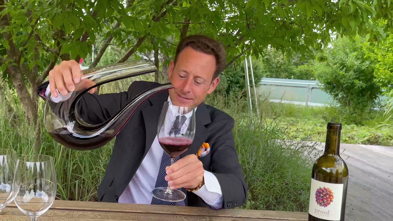 Maximilian Riedel dekantiert und verkostet für Unger Weine De Sante 2016 Proof Red Wine