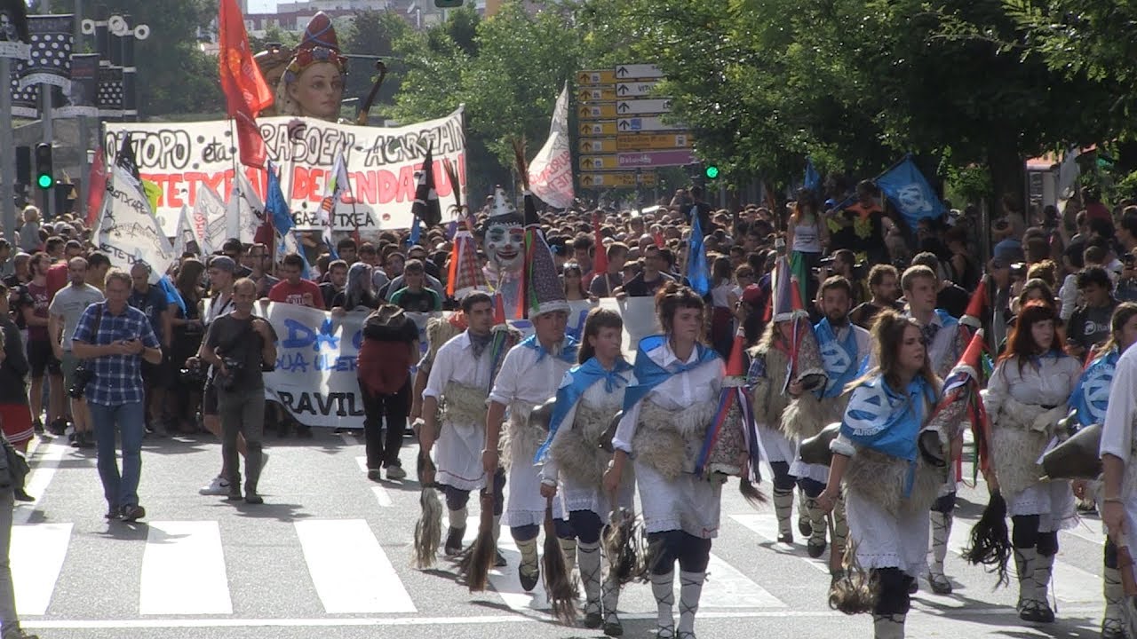 Manifestación por el gaztetxe Maravillas en Iruñea