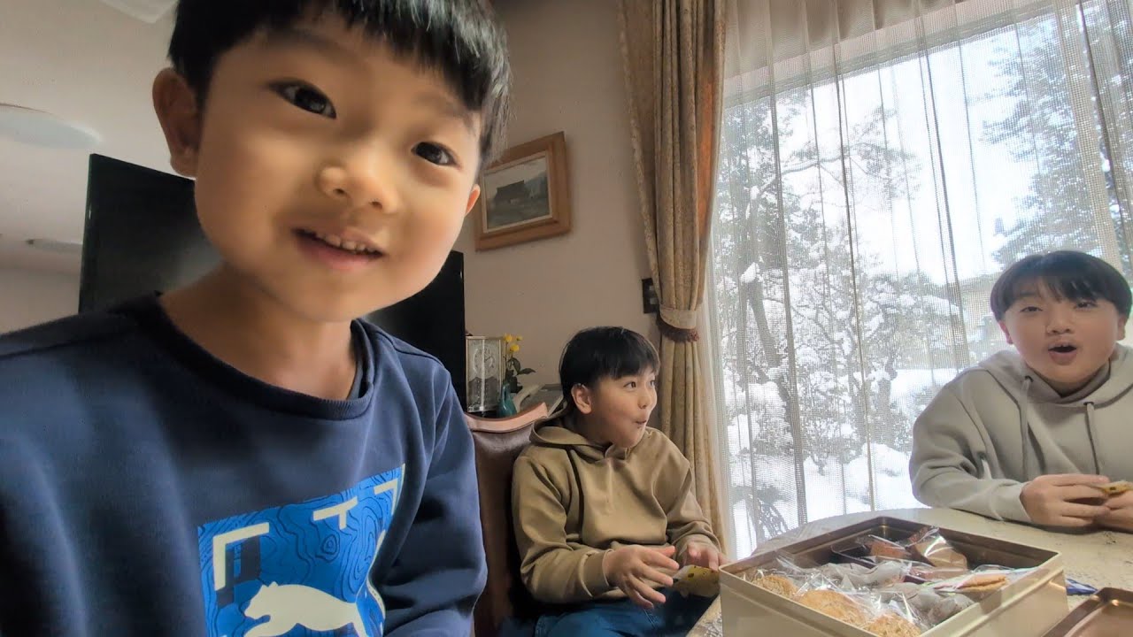 お年玉をもらってすぐ中身を確認する三兄弟　#2242