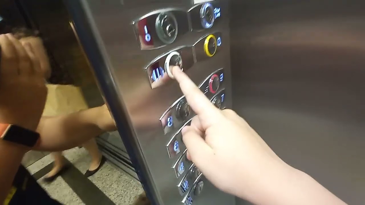 Ascensores Otis 2000 LSVF del 1996 en El Corte Inglés, Madrid, España