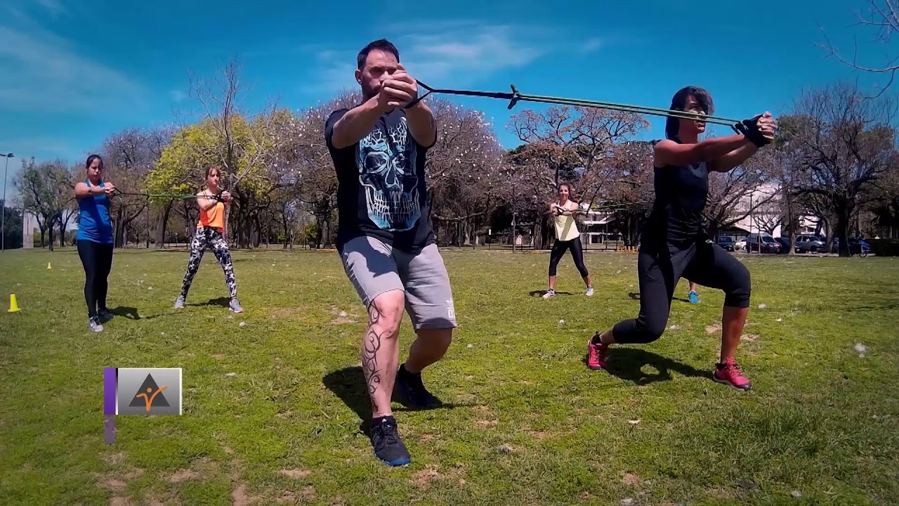 Entrenamiento Funcional Ejercicio Luchador con Bandas - Marina Faes