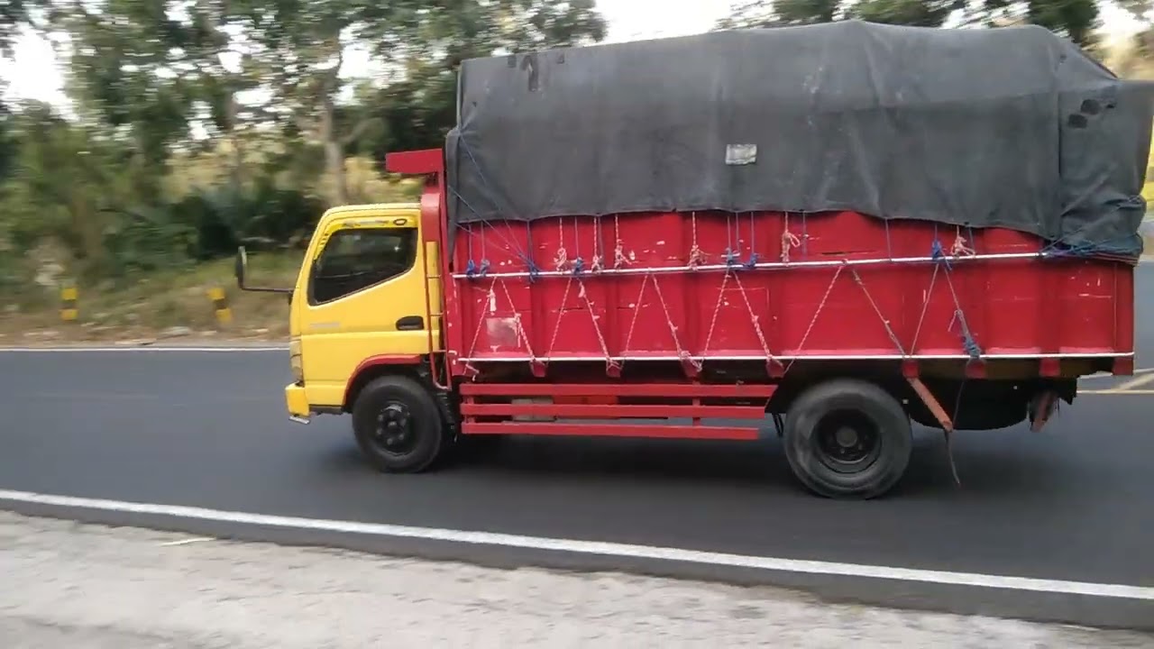 Truck tebu gandeng vs Truck engkel bersaing gas pool ditikungan tajam lahor karangkates