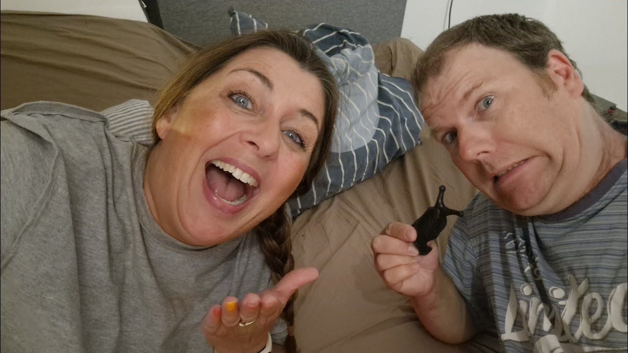 PRANKING THOMAS🤣🪳ALONE IN BED🤔🤫
