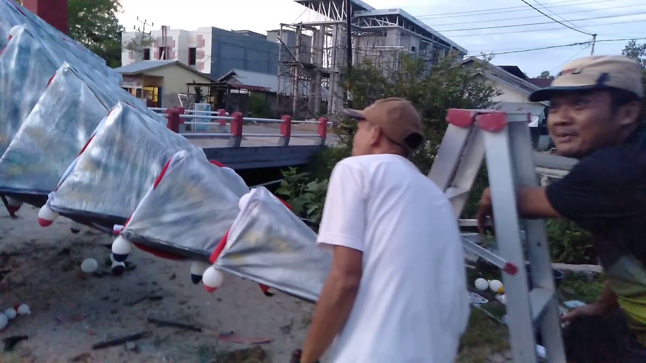 Pembuatan pohon natal di Gang geriang tapang