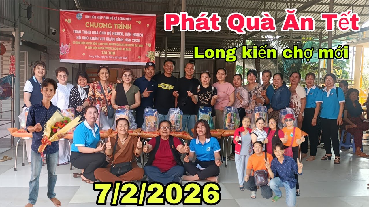 Phát quà cho bà con ăn tết vùng sâu 