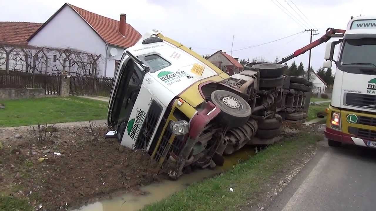 F&aacute;t sz&aacute;ll&iacute;t&oacute; teheraut&oacute; balesete Vasszentmih&aacute;lyon, a 8-as fő&uacute;ton
