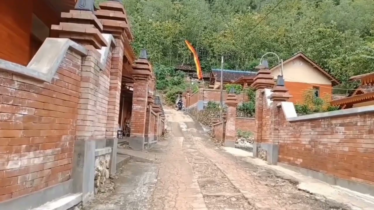 wotawati, sebuah dusun yang selalu terlambat  merasakan sinar matahari setiap harinya