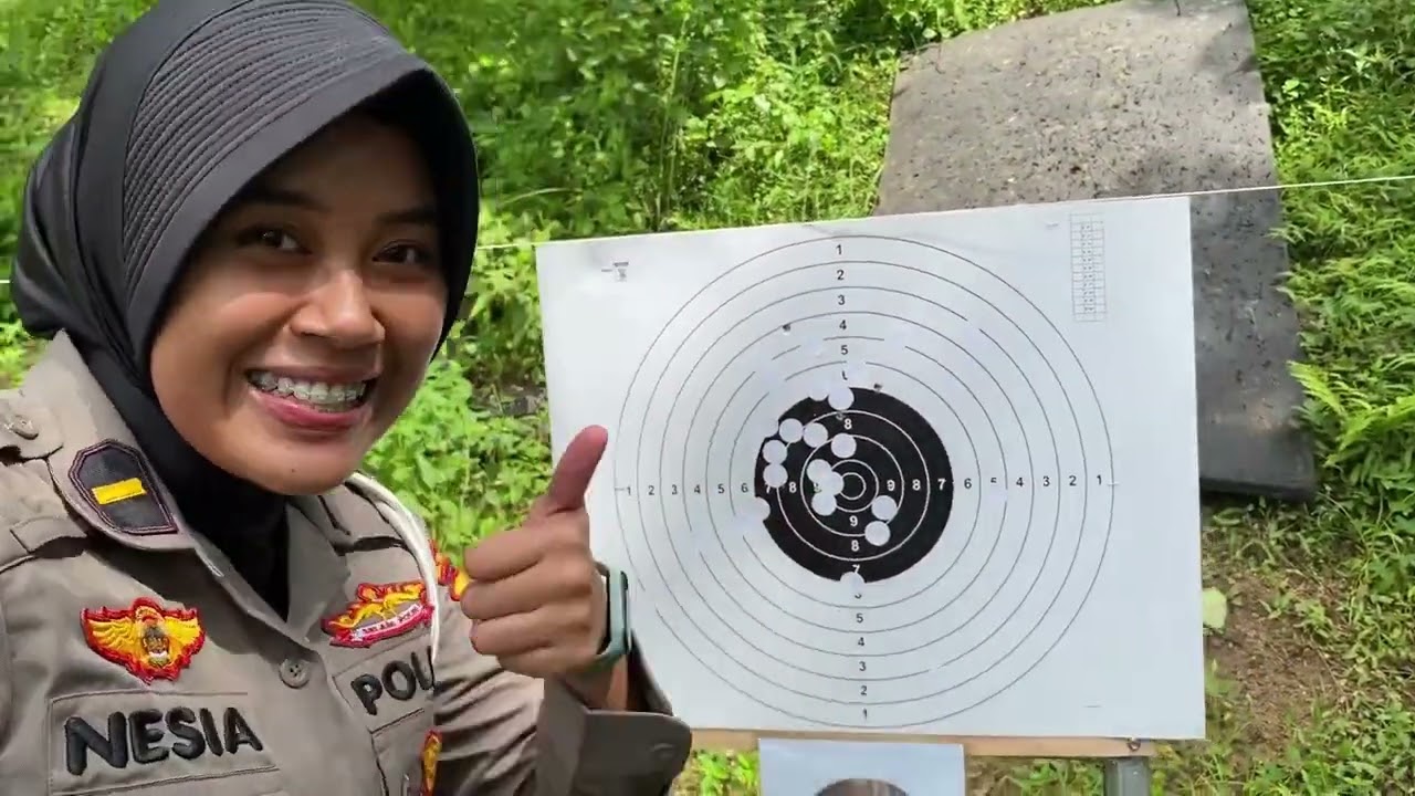 Latihan Menembak Senjata Api