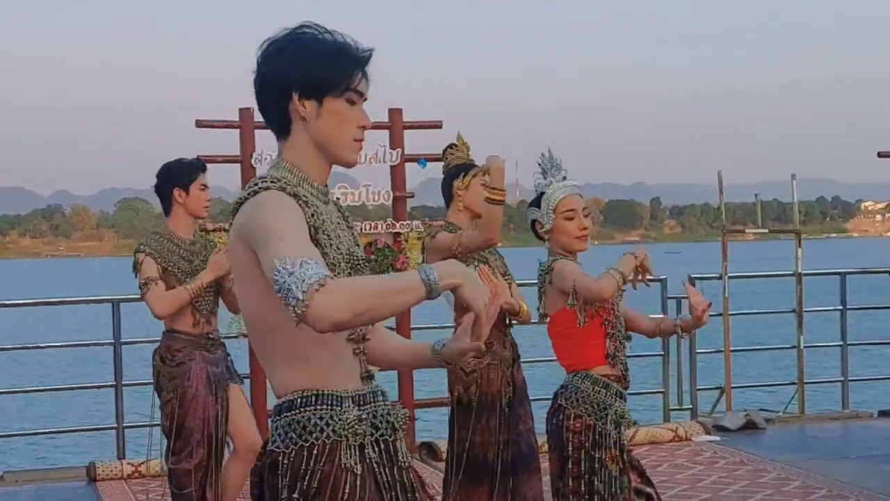 นักแสดงลางสังหรณ์  รำบวงสรวงที่ลานพญาศรีสัตตนาคราช นครพนม 