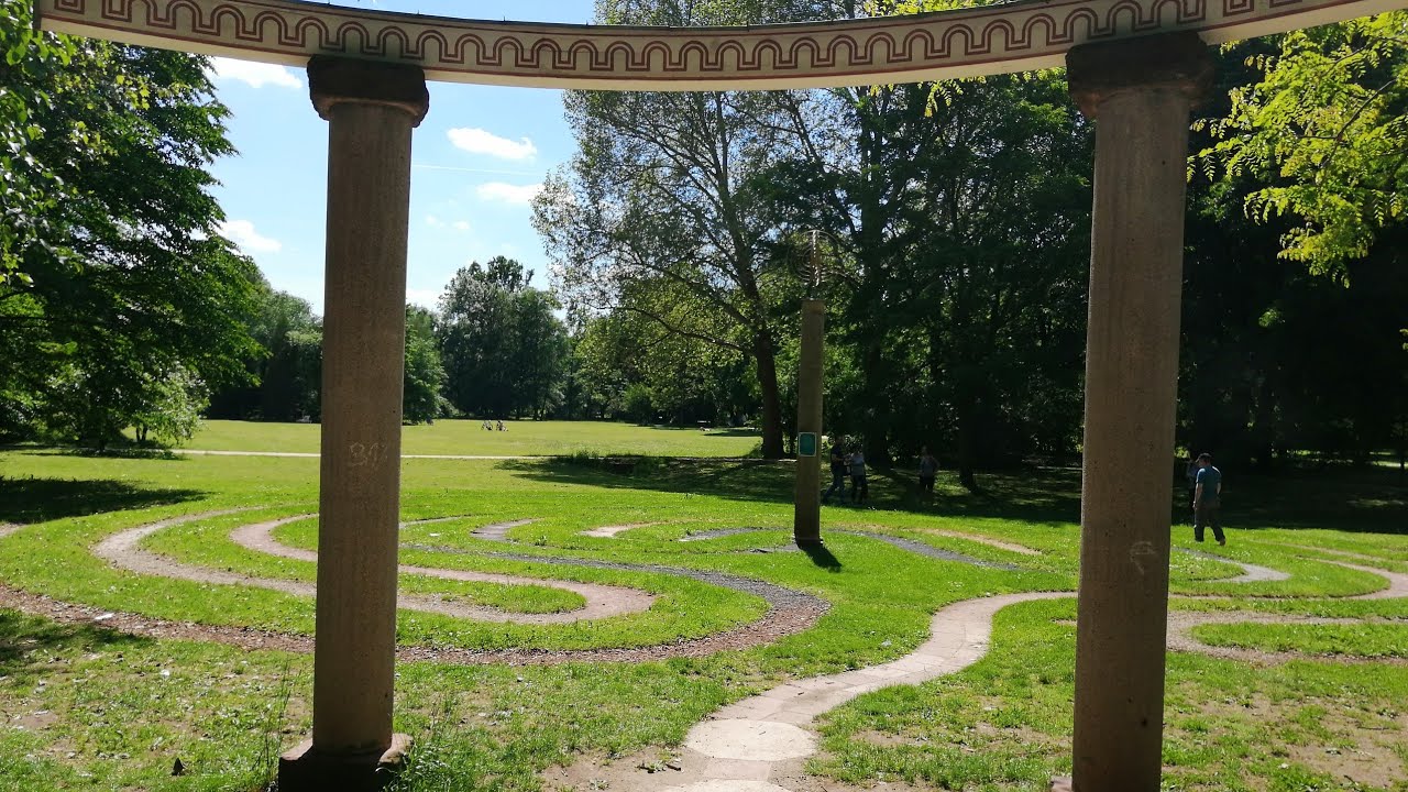 Bad Kissingen der  Luitpoldpark , Klanggarten , Wassertretbecken und das Fusslabyrinth am Fluss