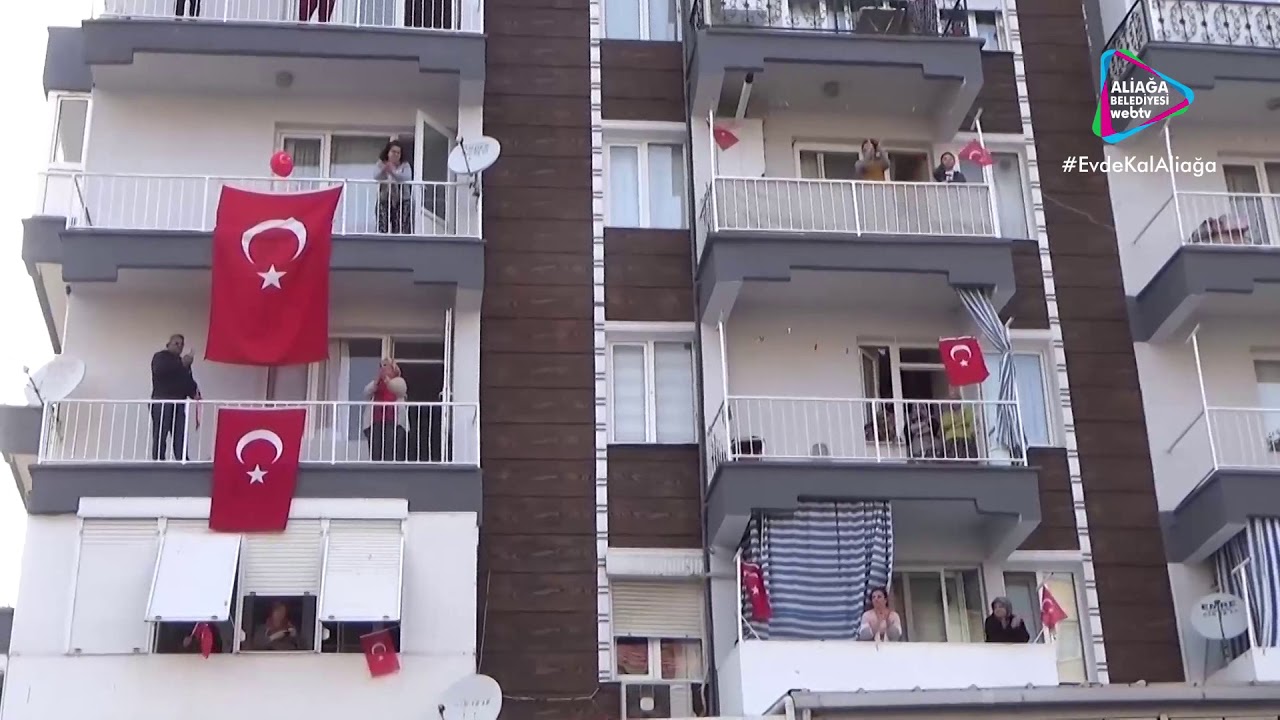 ALİAĞALILAR 23 NİSAN COŞKUSUNU BALKONLARDA YAŞADI