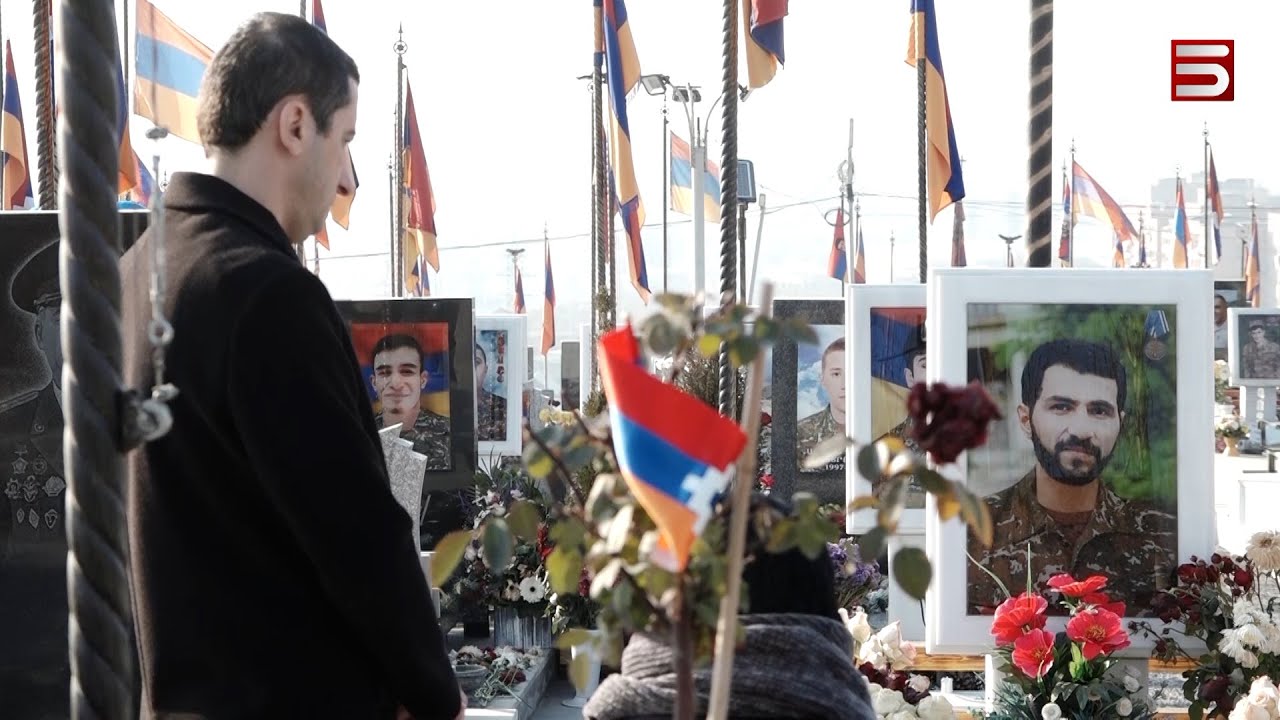 Եռաբլուրում տոնածառի խաղալիքներ է բաժանում 6-ամյա տղան