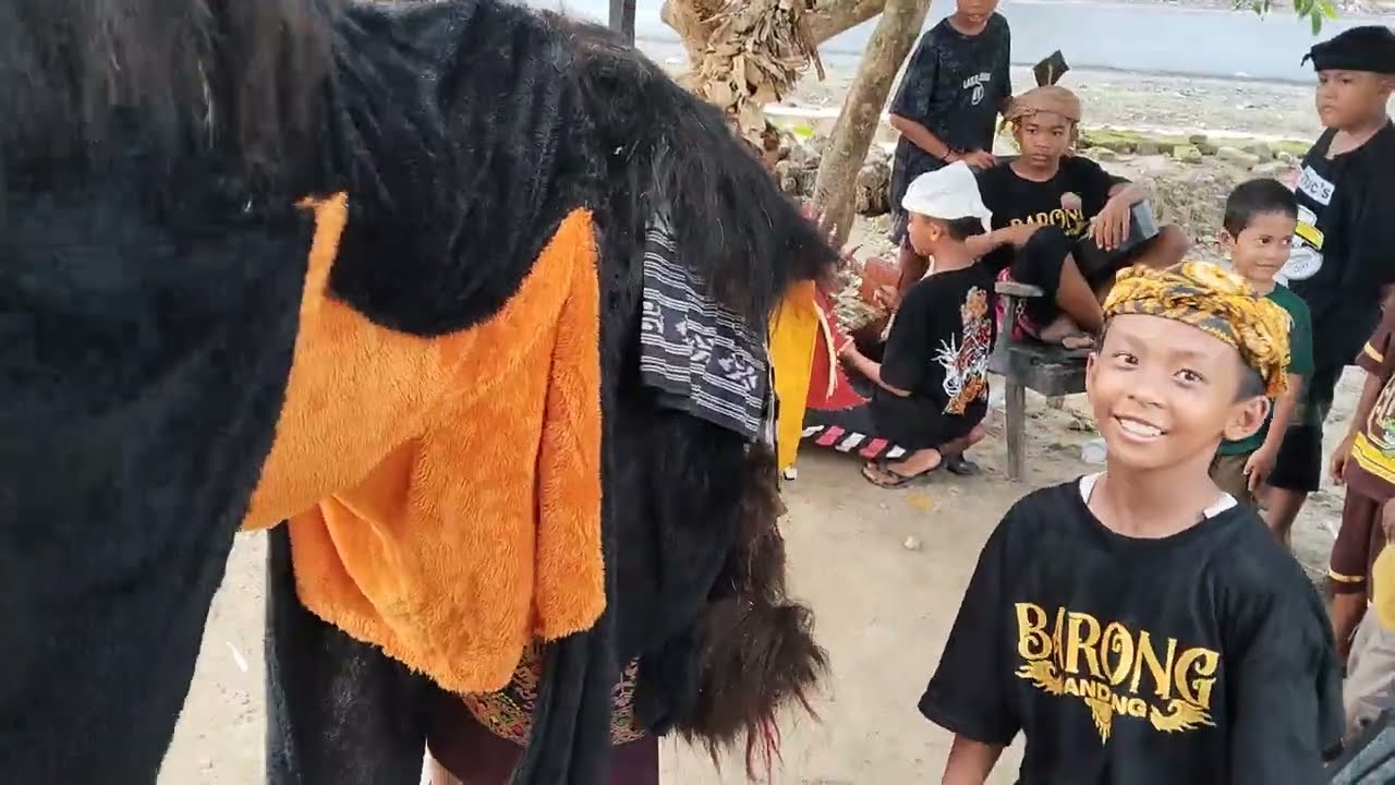 Tradisi Ngelawang Barong Bangkung anak anak Bali nuraga#galunganlankuningan 