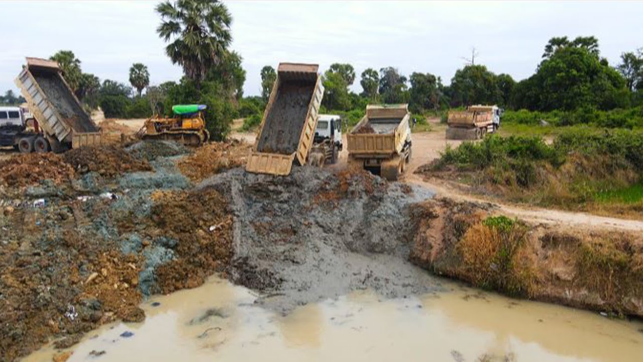 Excellent Coordination! Bulldozer KOMATSU D60 and SHACMAN Truck Soil Filling In Big Pond