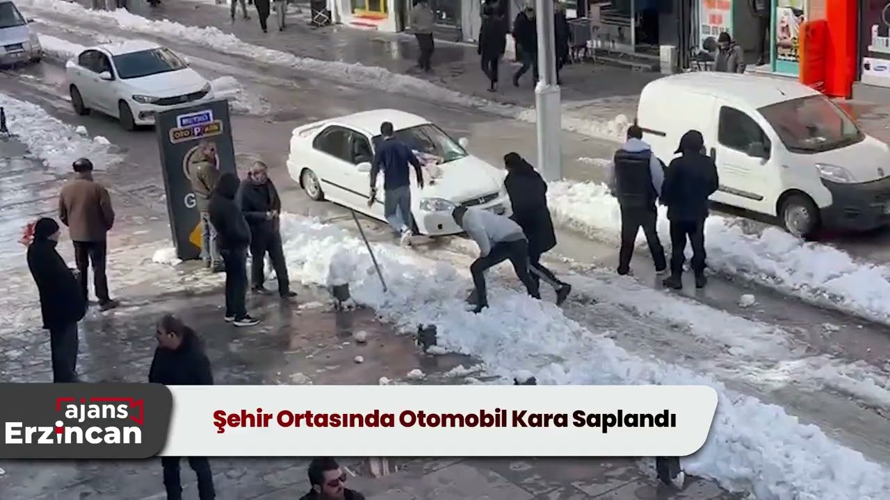 Şehir Ortasında Otomobil Kara Saplandı