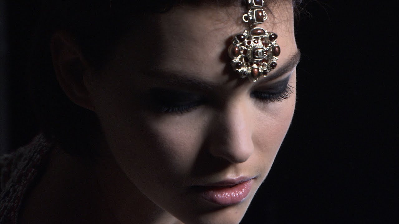 Savoir-faire of the Paris-Bombay 2011/12 Métiers d'art Collection: Maison Desrues – CHANEL Shows